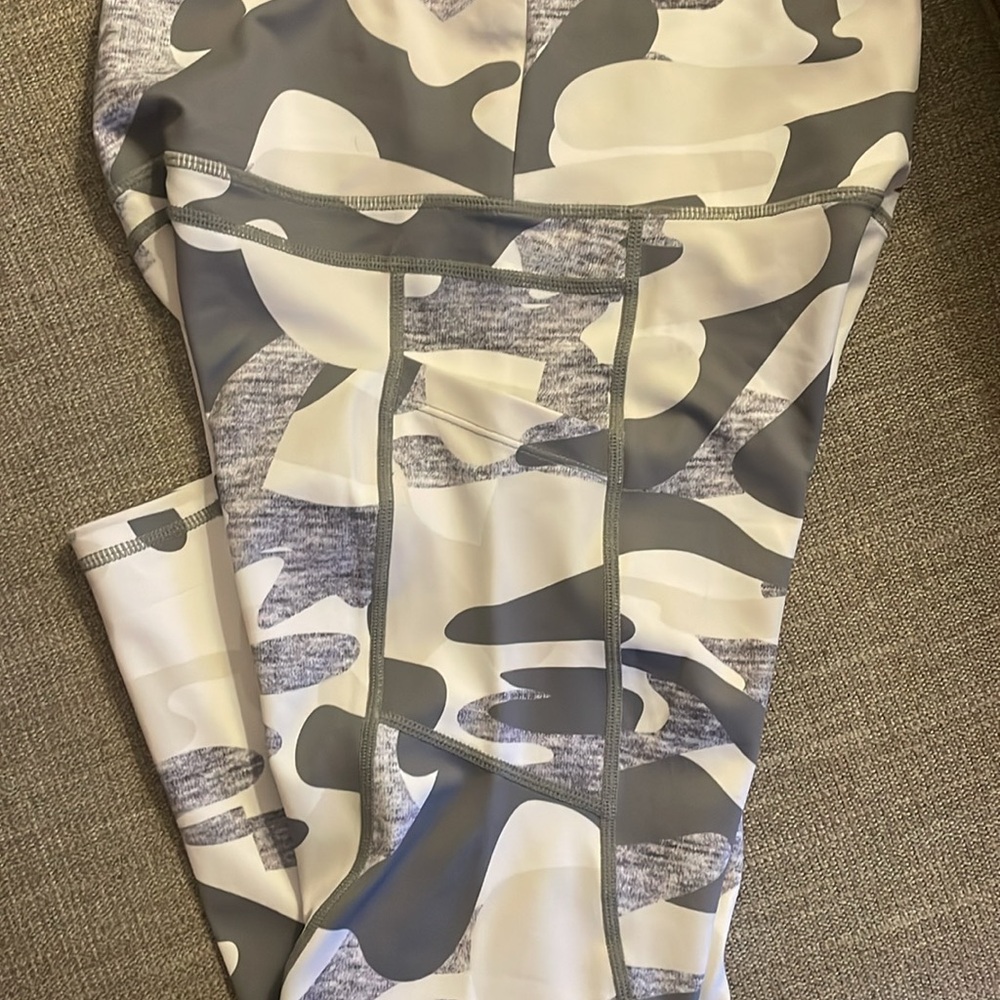 Zyia light N tight high rise camo capri nwot capri sun - Picture 6 of 6